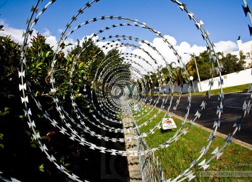 <strong>Barbed Razor Wire</strong>